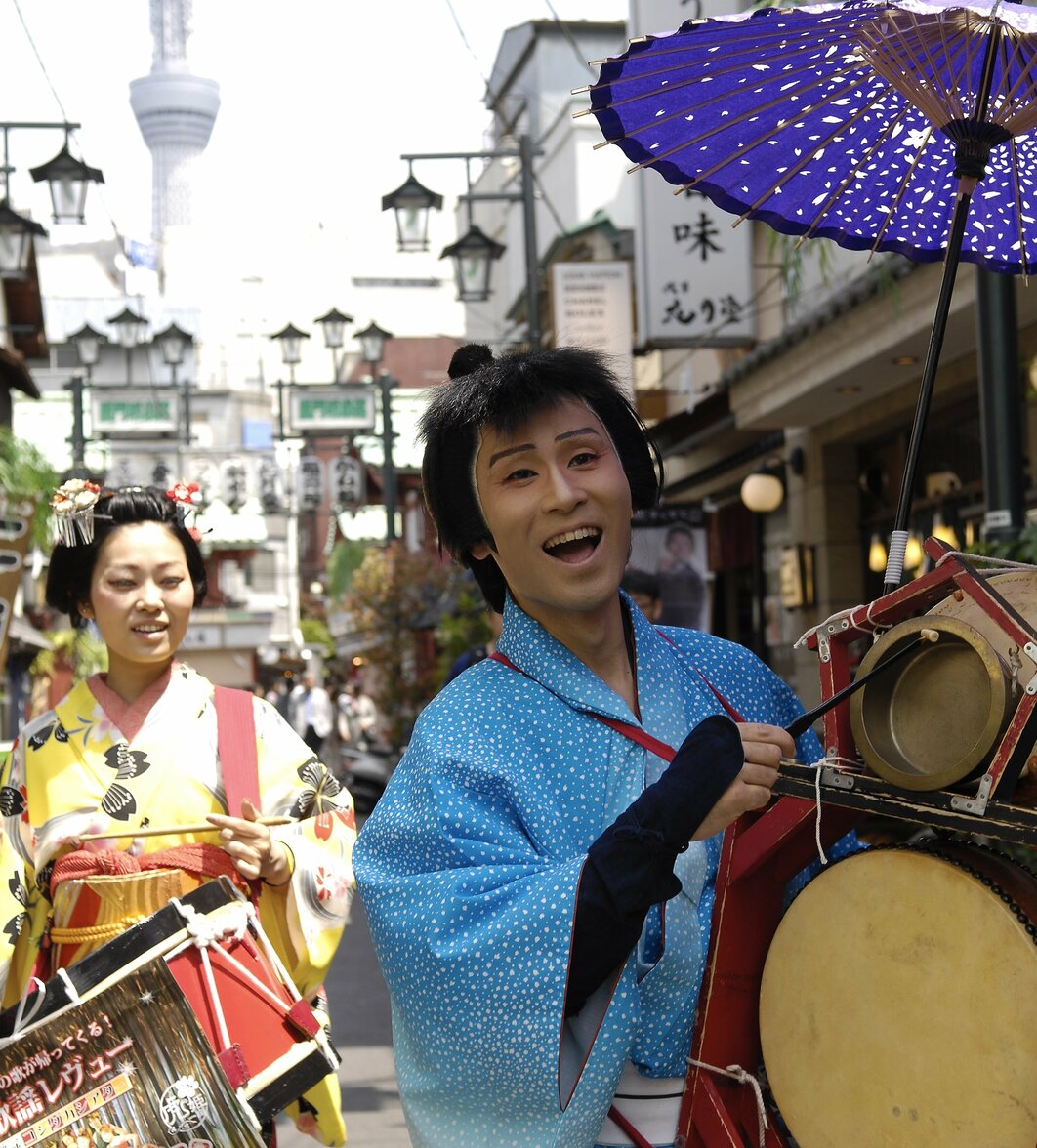 街をにぎやかに練り歩くちんどん屋さん「ちんどん喜助」豆太郎さんが語る、その歴史と魅力 | ステラnet